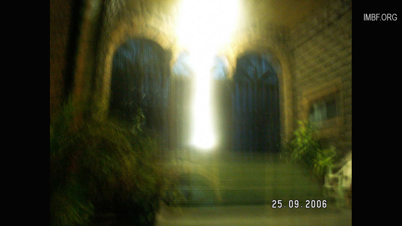 Ангел при дверях церкви Синагога Церковь Всех Наций