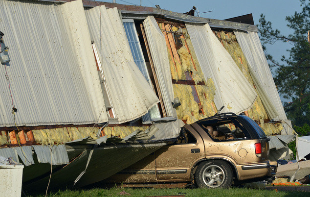 Чудо! Торнадо переносит дом на 208 км, семья внутри невредимая!
