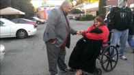 Исцеление женщины в инвалидном кресле на улице