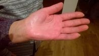 Её руки покрылись серебряной пылью, а затем елеем…