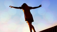 After praying for people’s salvation, a young man stopped a girl on a bridge