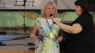 Жінка з металевими шурупами змогла присідати наприкінці служіння