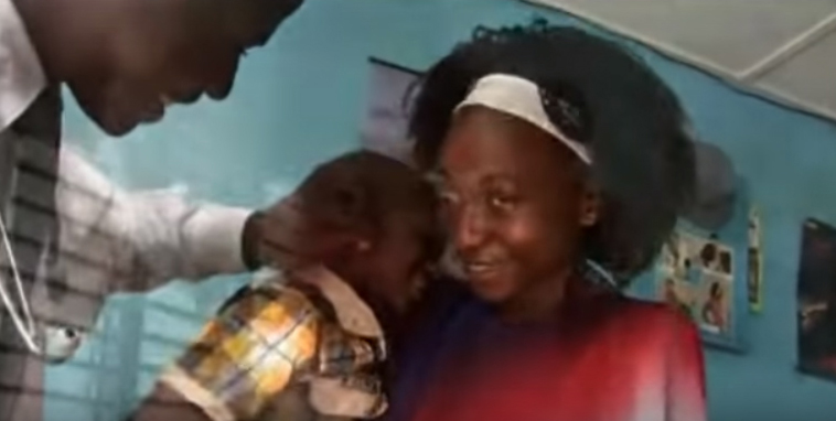 В Африке мальчик был воскрешен после того, как был мертв 24 часа!